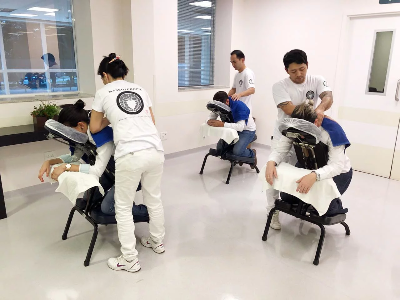 Equipe aplica Quick Massage